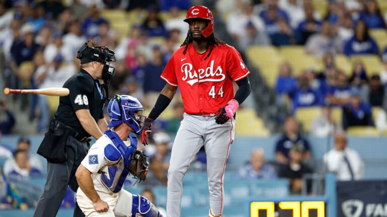 Elly-de-la-Cruz-negocia-boleto-con-casa-llena-300