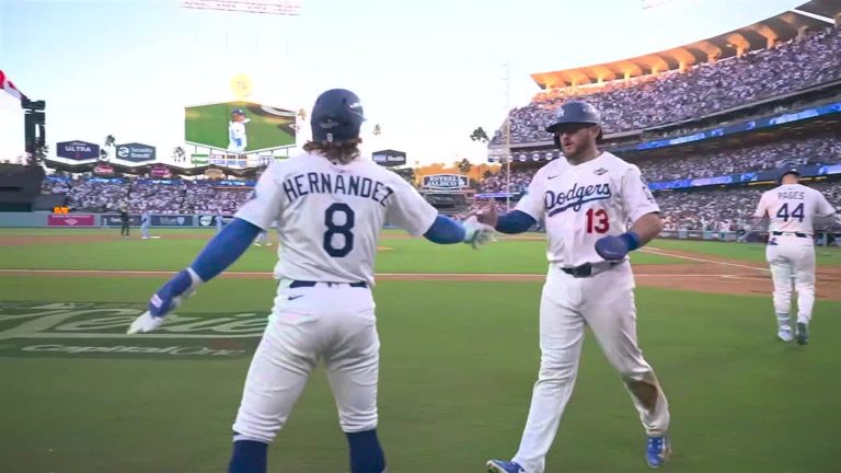 Enrique-Hernandez-empuja-la-primera-carrera-del-ju