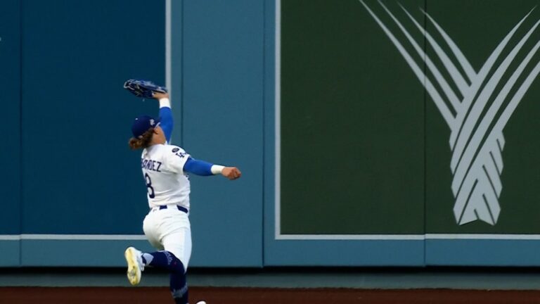 Enrique-Hernandez-hace-una-gran-atrapada-01102025