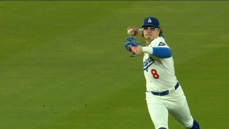 Enrique-Hernandez-inicia-espectacular-doble-play-