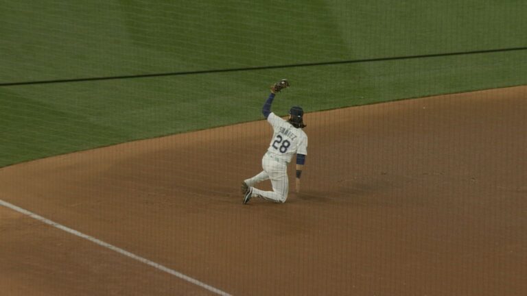 Eugenio-Suarez-se-lanza-para-hacer-la-atrapada-04