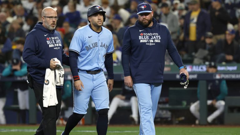 George-Springer-sale-tras-recibir-pelotazo-171020