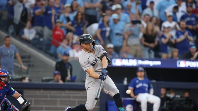 Giancarlo-Stanton-pega-sencillo-de-dos-rayas-0510