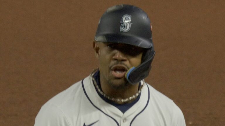 Julio-Rodriguez-empuja-la-del-empate-en-la-6ta-04