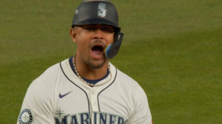 Julio-Rodriguez-pone-arriba-los-Marineros-con-dobl