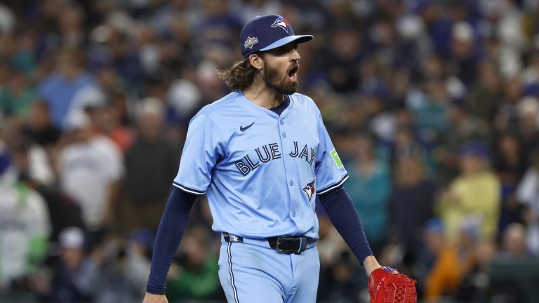 Kevin-Gausman-poncha-a-4-en-el-juego-5-17102025