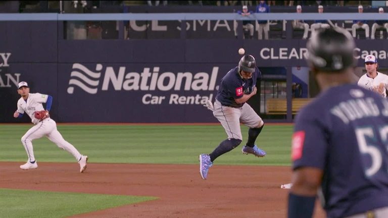 Los-Azulejos-logran-un-doble-play-por-interferenci