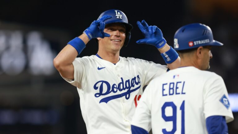 Miguel-Rojas-anota-tras-error-30092025