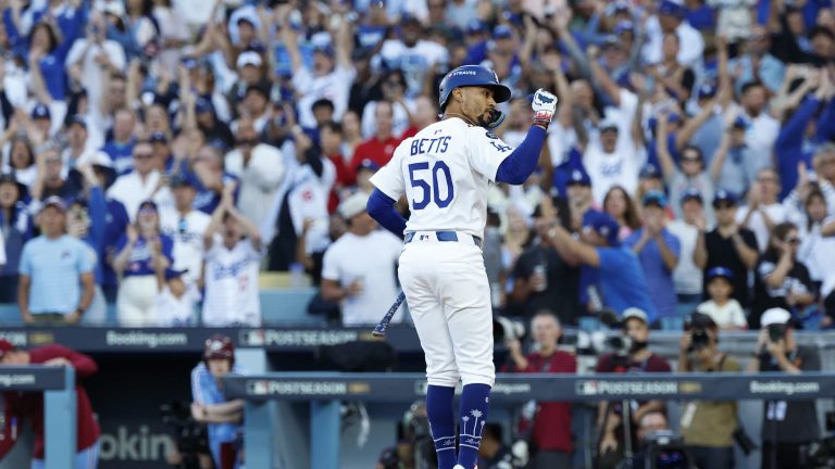 Mookie-Betts-obtiene-un-boleto-con-las-bases-llena