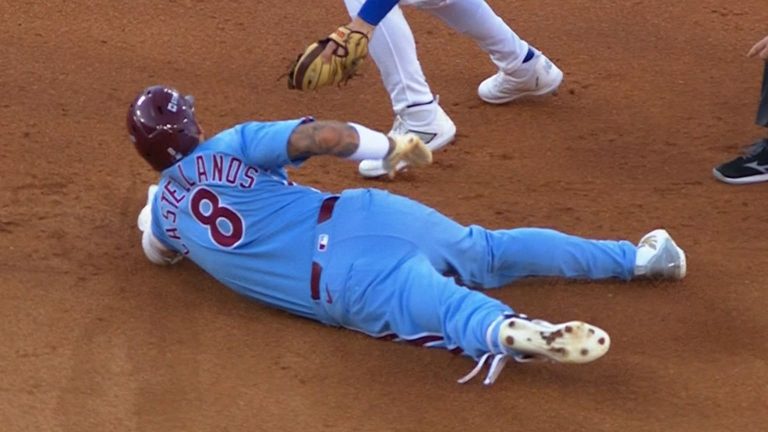 Nick-Castellanos-remolca-con-un-doble-al-izquierdo