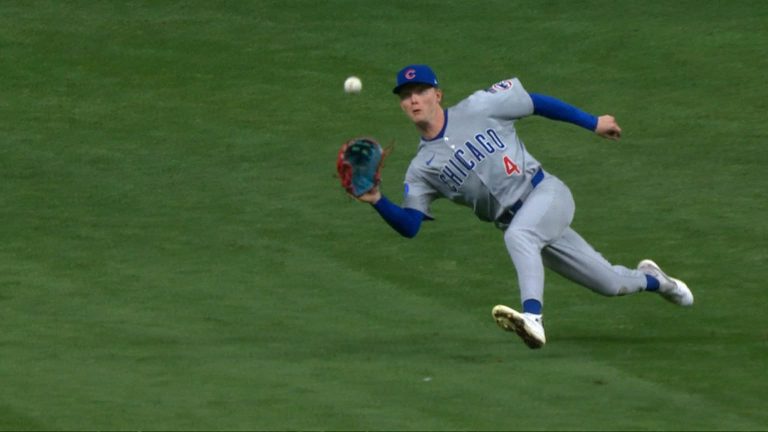 Pete-Crow-Armstrong-se-desliza-para-capturar-1110