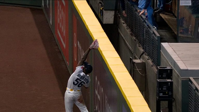 Randy-Arozarena-salta-para-hacer-una-atrapada-171