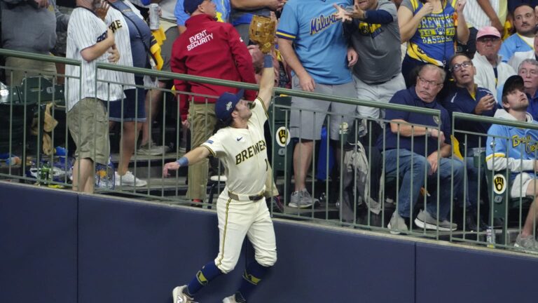 Sal-Frelick-hace-una-bonita-atrapada-con-salto-06