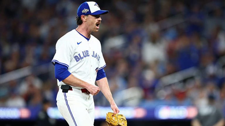 Shane-Bieber-poncha-a-5-en-el-Juego-7-20102025