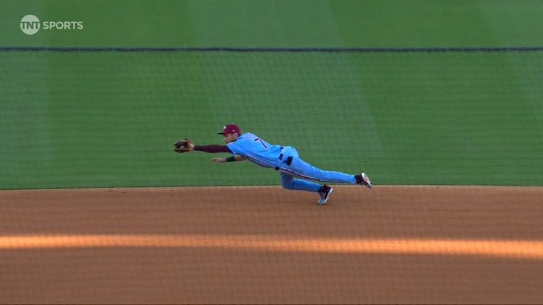 Trea-Turner-de-desliza-y-la-atrapa-en-el-campocort