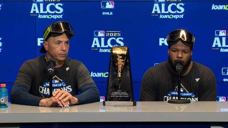 Vladimir-Jr.-sobre-la-corona-de-la-L.A