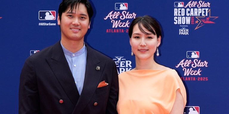 noticia-mlb-A-la-esposa-de-Ohtani-le-gustaron-los-canticos-que