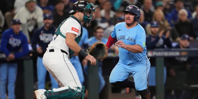 noticia-mlb-Aire-por-favor-Kirk-recibe-ayuda-de-Vladi-despues-