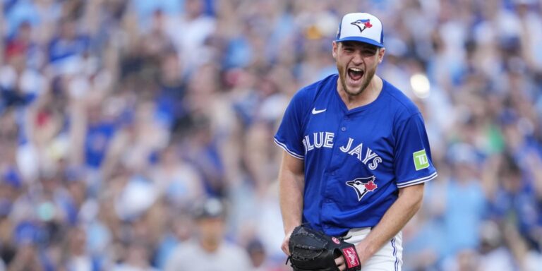 noticia-mlb-Azulejos-aplastan-a-Yankees-para-ponerse-a-un-triu
