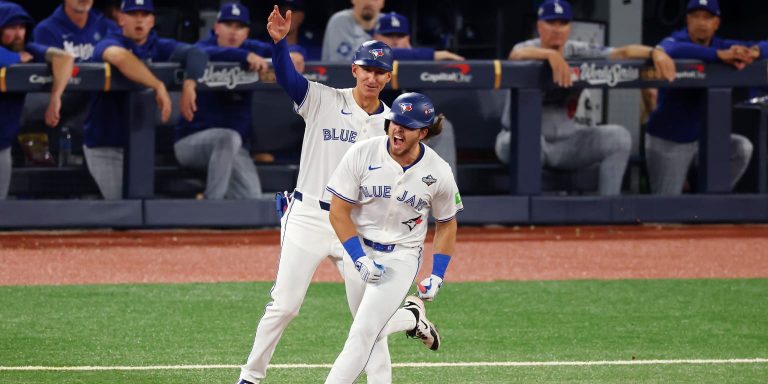 noticia-mlb-Azulejos-estallan-con-9-carreras-en-la-6ta-en-vict