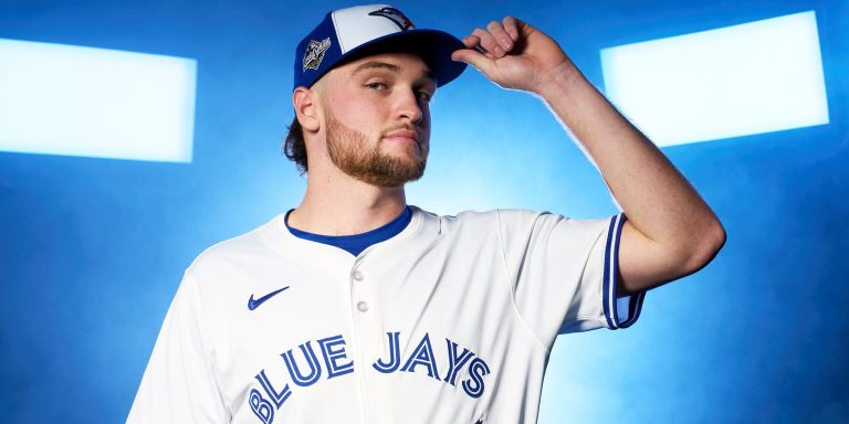 noticia-mlb-Azulejos-hacen-historia-al-nombrar-a-Yesavage-como