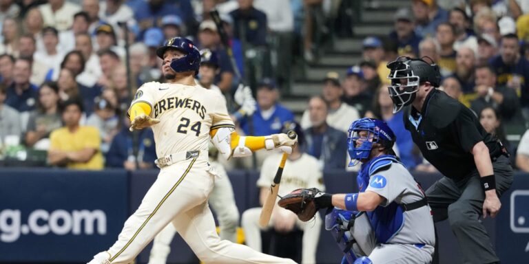 noticia-mlb-Cerveceros-arrasan-con-Cachorros-y-buscaran-el-pas