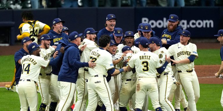 noticia-mlb-Cerveceros-ponen-fin-a-su-mala-suerte-en-postempor