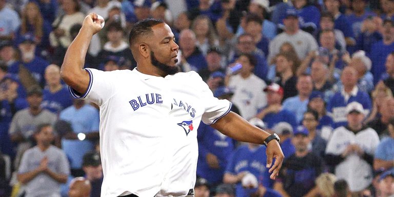 noticia-mlb-Edwin-Encarnacion-lanzo-la-primera-bola-previo-al-