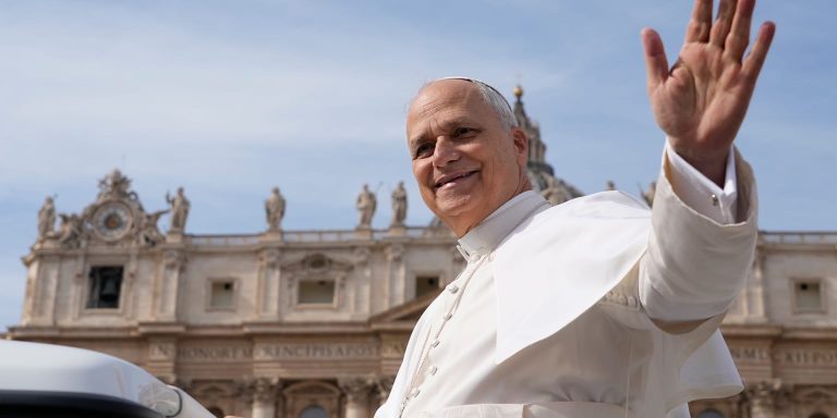 noticia-mlb-El-Papa-Leon-XIV-bromea-con-un-fanatico-de-los-Cac