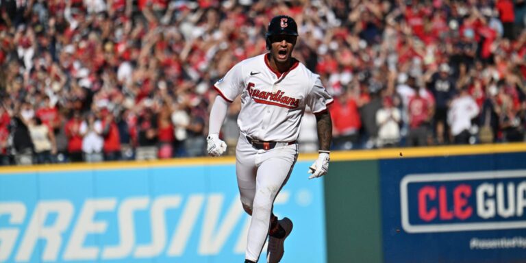 noticia-mlb-Guardianes-explotan-en-la-8va-para-vencer-a-Tigres