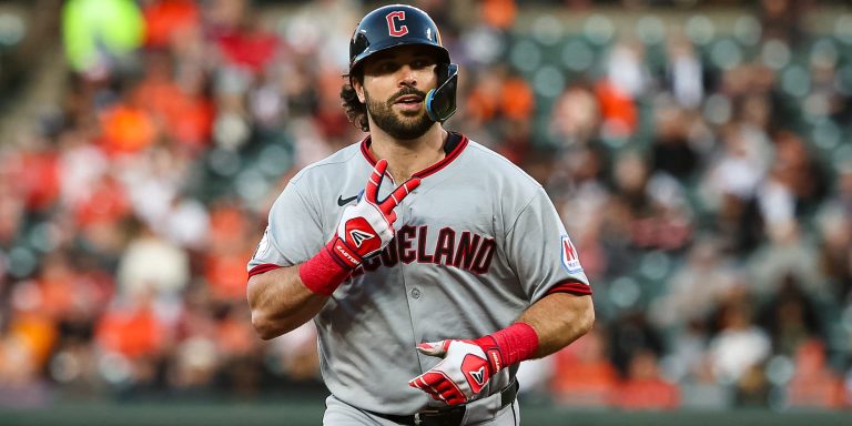 noticia-mlb-Guardianes-retienen-a-Hedges-bajo-contrato-de-un-a