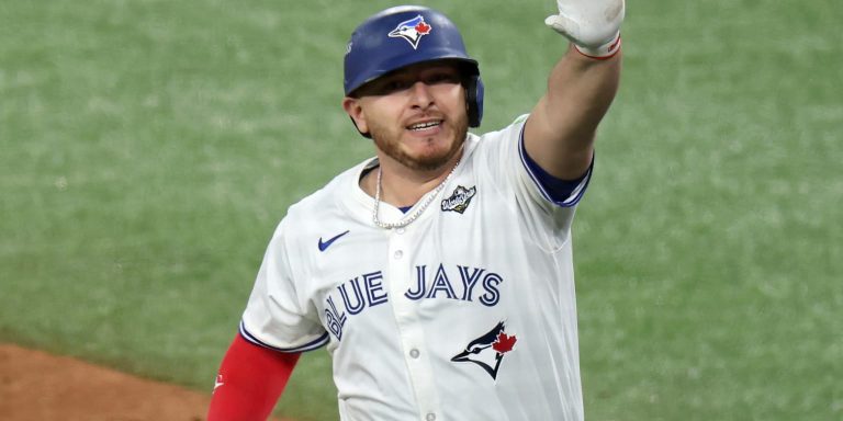 noticia-mlb-Kirk-firme-como-catcher-crucial-y-figura-al-bat