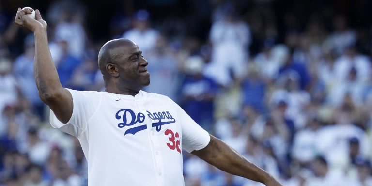 noticia-mlb-Pedigri-de-campeones-Magic-Johnson-hizo-el-lanzami