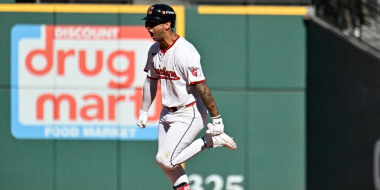 noticia-mlb-Rocchio-de-octubre-conecta-otro-batazo-clave-par