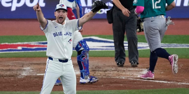 noticia-mlb-Yesavage-salio-de-tres-innings-SEGUIDOS-con-rodado