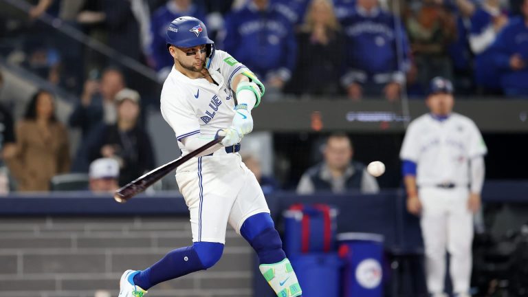 Bo-Bichette-conecta-un-jonron-de-3-carreras-en-la-