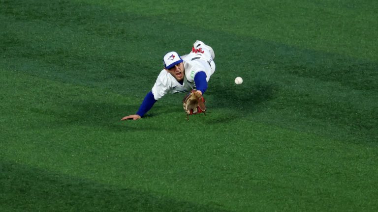 Daulton-Varsho-hace-una-impresionante-atrapada-01