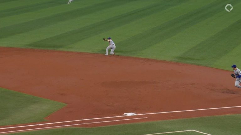 Gran-parada-de-Miguel-Rojas-en-el-3er-inning-3110