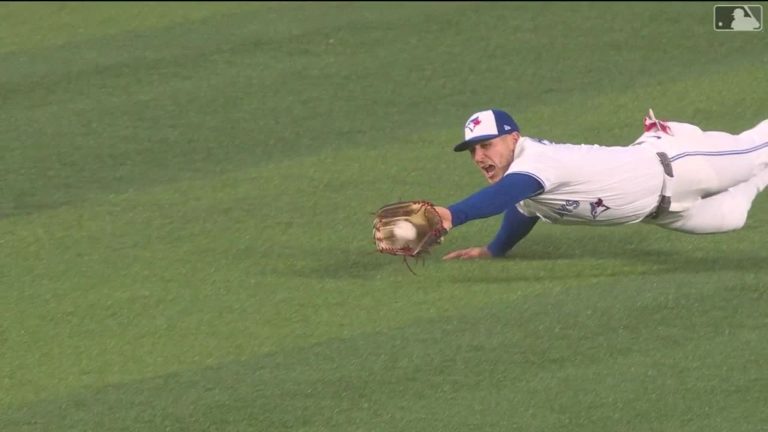 Teoscar-Hernandez-pega-un-elevado-de-sacrificio-0