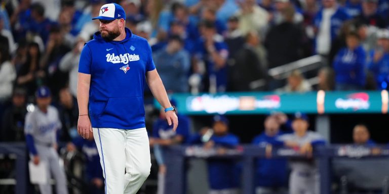 noticia-mlb-Azulejos-ejercen-la-opcion-del-manager-Schneider-y