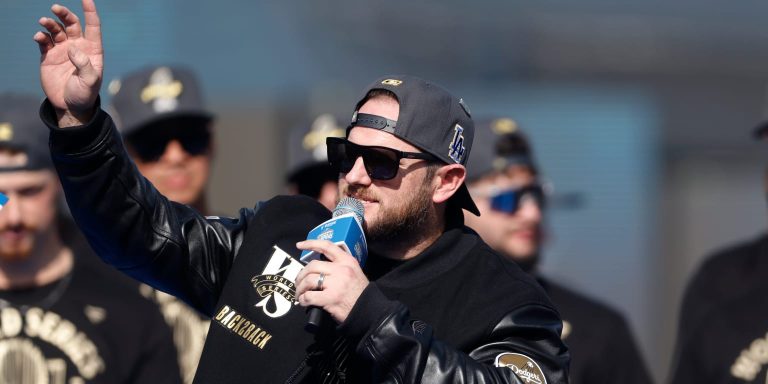 noticia-mlb-Dodgers-ejercen-opciones-para-traer-de-vuelta-a-Mu