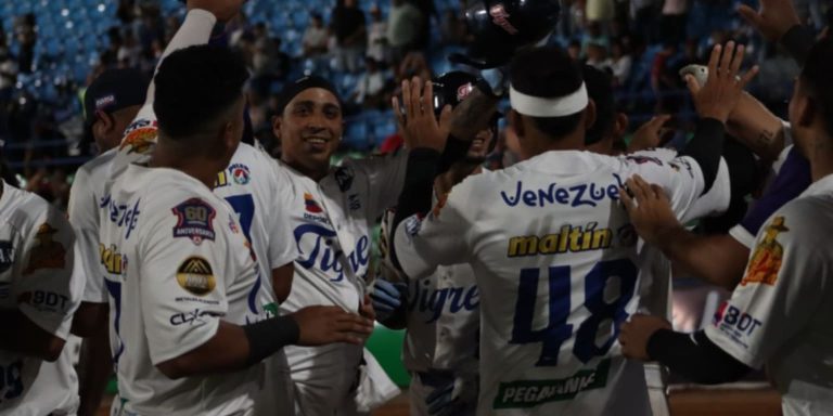 noticia-mlb-Tigres-siguen-liderando-en-LVBP-tras-apretado-triu