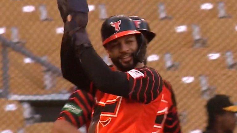 Bryan-De-La-Cruz-empuja-con-sac-fly-en-el-1ro-231