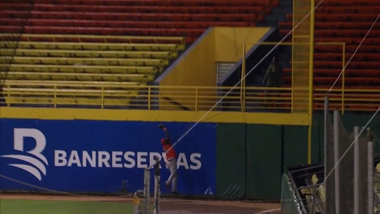 Engel-Beltre-realiza-gran-atrapada-contra-la-pared