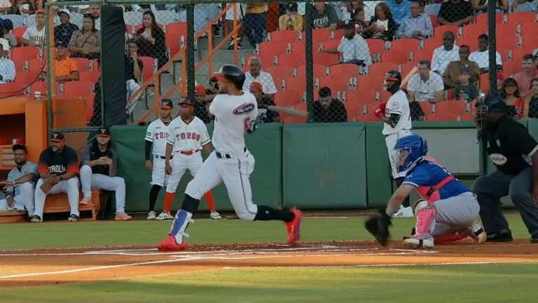 Luis-Liberato-pega-jonron-de-dos-carreras-2112202