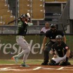 Raimel-Tapia-pega-el-1er-hit-del-juego-13122025