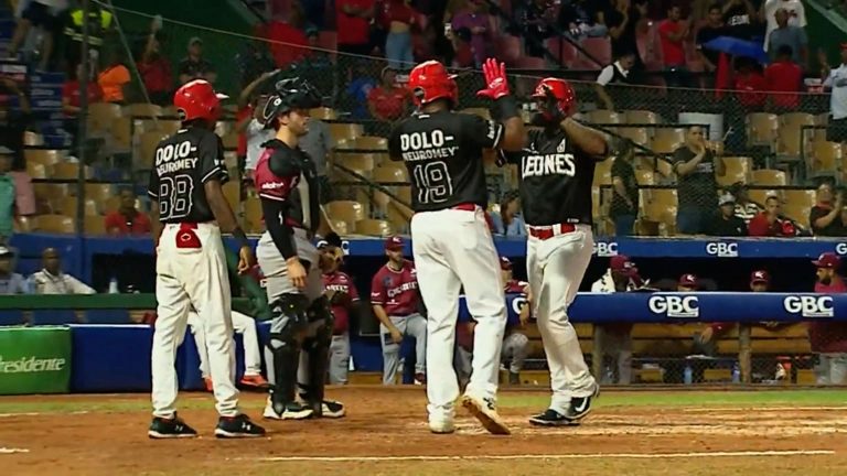 Yamaico-Navarro-pega-jonron-de-dos-carreras-21122