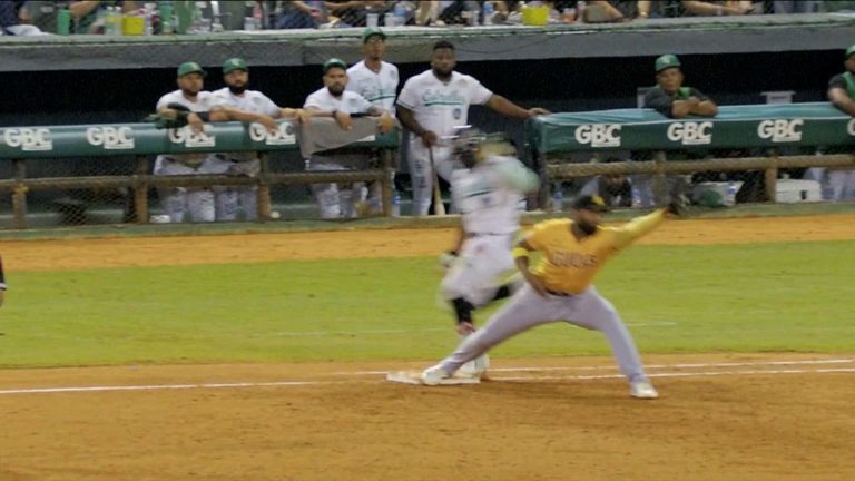 Yoan-Lopez-sale-de-un-apuro-con-doble-play-en-el-5