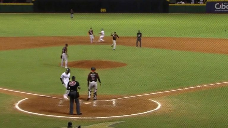 Aguilas-anotan-dos-carreras-en-la-4ta-entrada-301