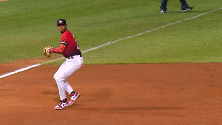 Alcides-Escobar-ejecuta-gran-parada-de-clavado-28